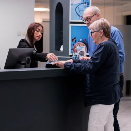 couple beneficiant aide cpam pour son trajet en taxi conventionne