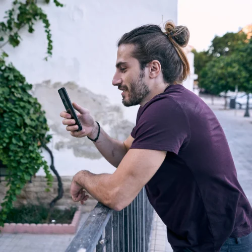 homme reservant un taxi en ligne dans le vaucluse via son telephone