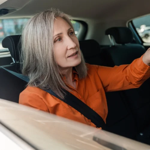 passagere demande un devis pour un taxi vaucluse