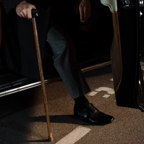 transport medical en taxi conventionne 84 homme descandant en bequille du vehicule